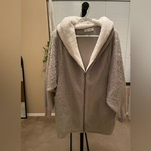 NWOT Hooded fleece Sherpa grey teddy coat with hood and pockets. Sz S/M vici